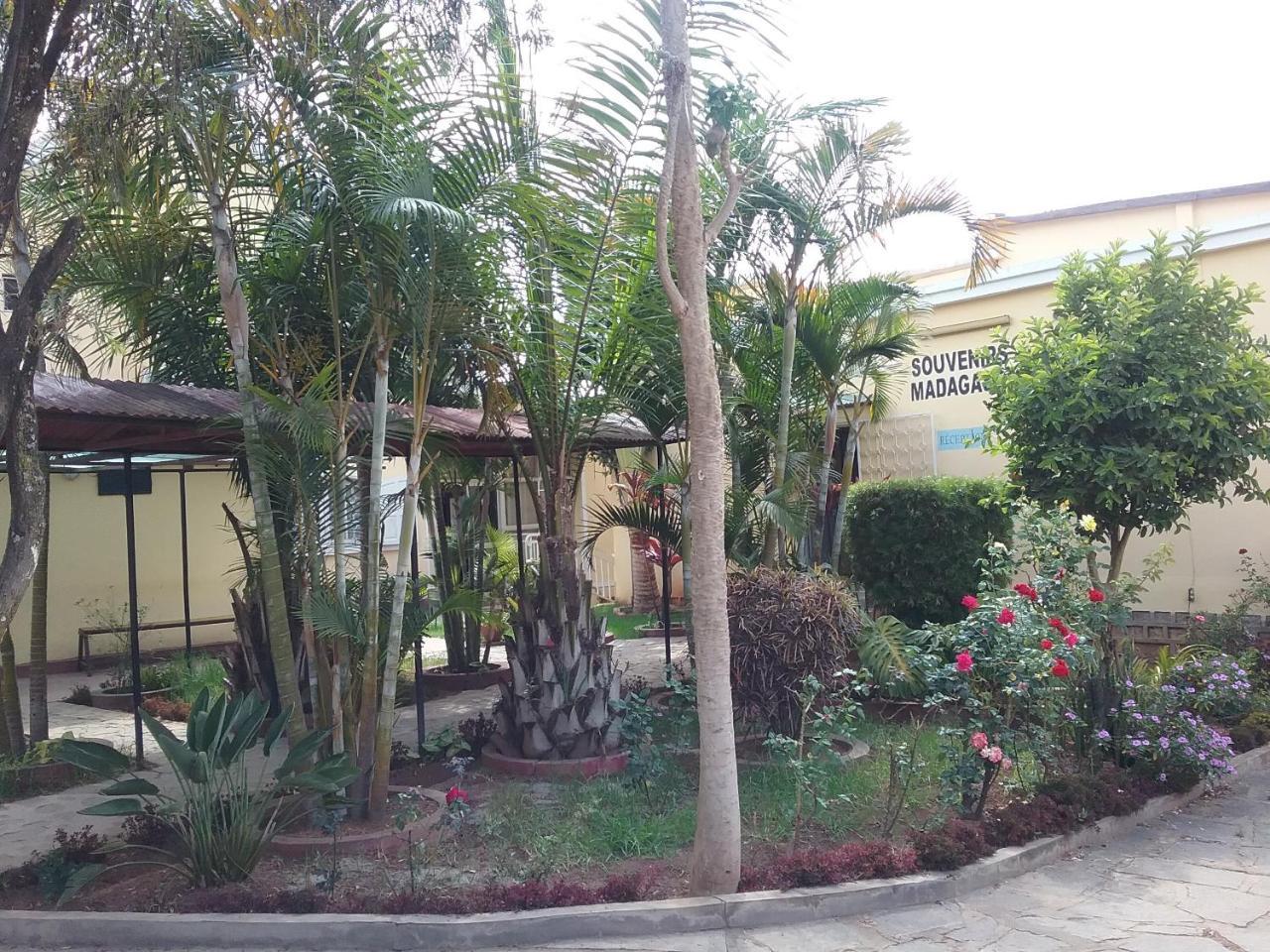 Hotel - Appartement Meuble " Les Flots Bleu " Antananarivo Exterior photo